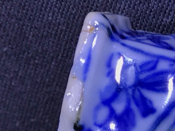 Een paar Chinese blauwwitte dekselkannen met floraal decor, Kangxi