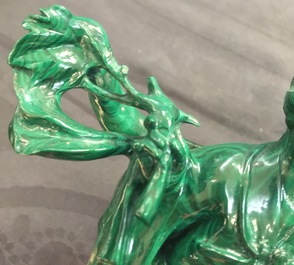 Un vase en jade sculpt&eacute; et cinq figures en pierre sculpt&eacute;e, Chine, 19/20&egrave;me