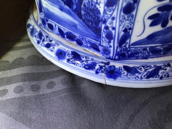 Un grand vase couvert en porcelaine de Chine bleu et blanc, Kangxi
