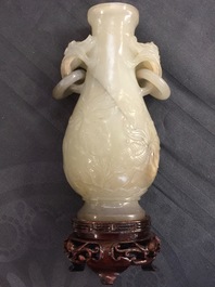 Un vase en jade sculpt&eacute; et cinq figures en pierre sculpt&eacute;e, Chine, 19/20&egrave;me