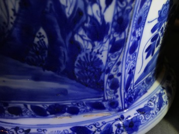 Un grand vase couvert en porcelaine de Chine bleu et blanc, Kangxi