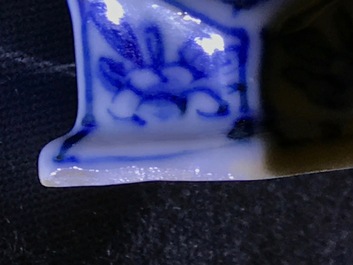 Een paar Chinese blauwwitte dekselkannen met floraal decor, Kangxi