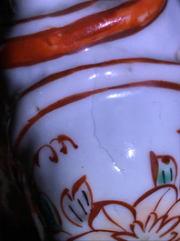 Een Japanse Imari kandelaar in de vorm van een Bijin, Edo, 17/18e eeuw