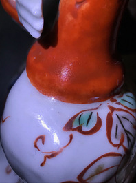 Een Japanse Imari kandelaar in de vorm van een Bijin, Edo, 17/18e eeuw