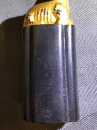 Huit pierres d'encre en forme de sceaux dans un coffre de pr&eacute;sentation, 18/19&egrave;me