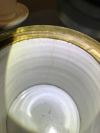 Un pot couvert en porcelaine de Chine et de Japon &agrave; monture en bronze dor&eacute;, marque de Jiajing, 18/19&egrave;me