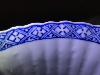 Een Chinese blauwwitte gelobde kom, Kangxi