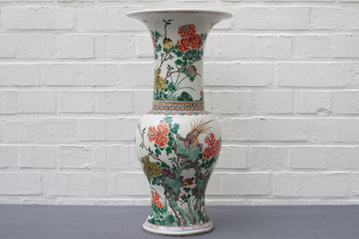 Un vase de forme yenyen en porcelaine de Chine famille verte, Kangxi