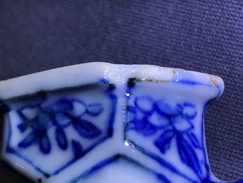 Een paar Chinese blauwwitte dekselkannen met floraal decor, Kangxi