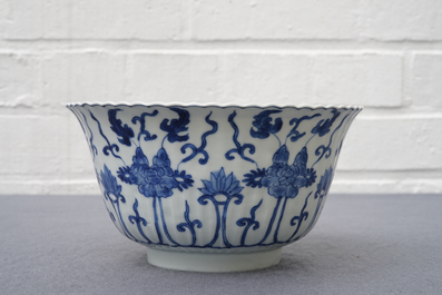 Een Chinese blauwwitte gelobde kom, Kangxi