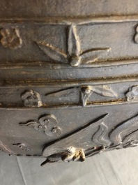 Une grande jardini&egrave;re en bronze &agrave; d&eacute;cor en relief, marque de Xuande, Chine, Ming