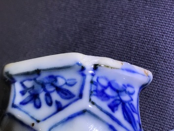 Een paar Chinese blauwwitte dekselkannen met floraal decor, Kangxi