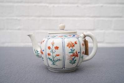 A Japanese Kakiemon teapot and cover, Edo, 17th C.