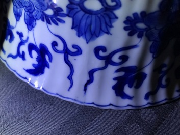 Een Chinese blauwwitte gelobde kom, Kangxi