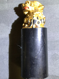 Huit pierres d'encre en forme de sceaux dans un coffre de pr&eacute;sentation, 18/19&egrave;me