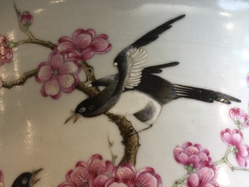 Een Chinese famille rose cachepot met eksters op prunusbloesems, 19/20e eeuw
