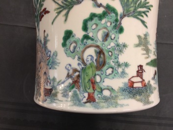 Un pot &agrave; pinceaux en porcelaine de Chine doucai &agrave; d&eacute;cor d'un &eacute;l&eacute;phant, 19/20&egrave;m