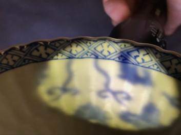 Een Chinese blauwwitte gelobde kom, Kangxi