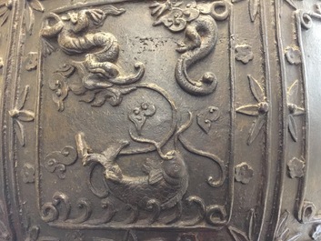 Une grande jardini&egrave;re en bronze &agrave; d&eacute;cor en relief, marque de Xuande, Chine, Ming