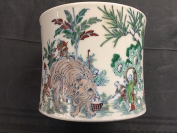 Un pot &agrave; pinceaux en porcelaine de Chine doucai &agrave; d&eacute;cor d'un &eacute;l&eacute;phant, 19/20&egrave;m