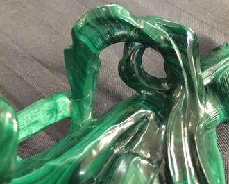 Un vase en jade sculpt&eacute; et cinq figures en pierre sculpt&eacute;e, Chine, 19/20&egrave;me