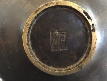 Une grande jardini&egrave;re en bronze &agrave; d&eacute;cor en relief, marque de Xuande, Chine, Ming