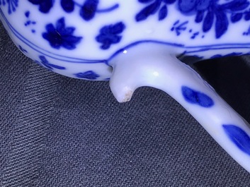 Een paar Chinese blauwwitte dekselkannen met floraal decor, Kangxi