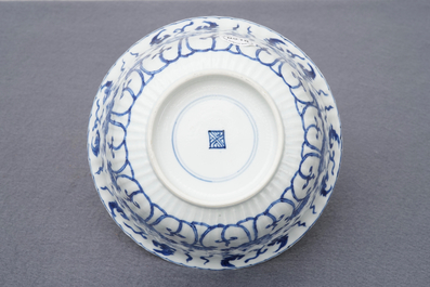 Een Chinese blauwwitte gelobde kom, Kangxi