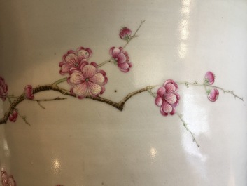 Een Chinese famille rose cachepot met eksters op prunusbloesems, 19/20e eeuw