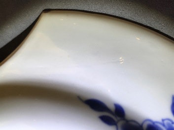 Een Chinees rose-Imari scheerbekken met het wapen van Zeeland, Kangxi/Yongzheng