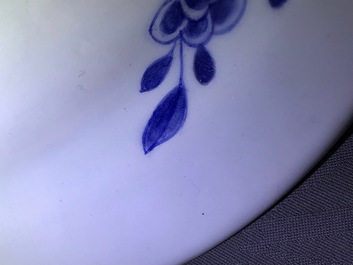 Een Chinees rose-Imari scheerbekken met het wapen van Zeeland, Kangxi/Yongzheng