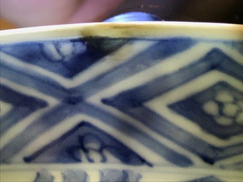 Een Chinese blauwwitte klapmutskom met figuren, Kangxi merk en periode