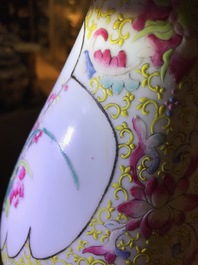 Een Chinese famille rose kalebasvaas met floraal decor, 19e eeuw