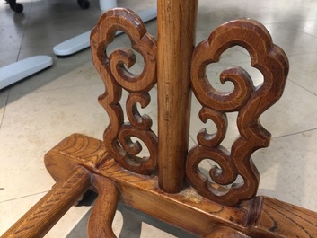 Deux barres portantes en bois sculpt&eacute;, Chine, 20&egrave;me