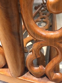 Deux barres portantes en bois sculpt&eacute;, Chine, 20&egrave;me