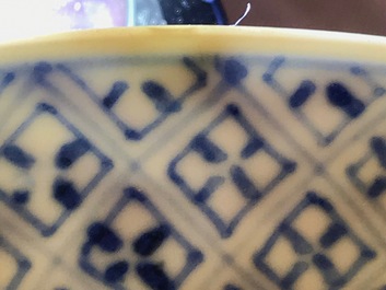 Een Chinese blauwwitte klapmutskom met figuren, Kangxi merk en periode