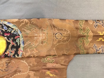 Une robe &agrave; d&eacute;cor de huit dragons sur fond brun en soie brod&eacute;e, Chine, Qianlong