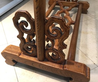 Deux barres portantes en bois sculpt&eacute;, Chine, 20&egrave;me