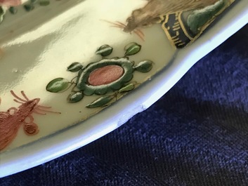 Een paar Chinese famille rose borden met tabaksbladeren, Qianlong