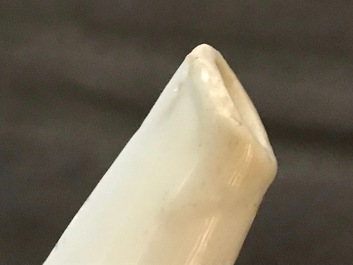 Une th&eacute;i&egrave;re couverte en porcelaine de Chine famille rose, Yongzheng