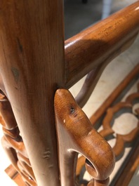 Deux barres portantes en bois sculpt&eacute;, Chine, 20&egrave;me