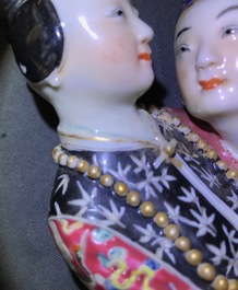 Une th&eacute;i&egrave;re en porcelaine de Chine en forme de couple galante, R&eacute;publique, 20&egrave;me