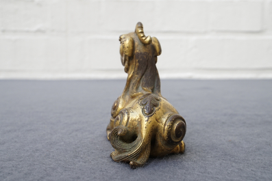 Een Chinees verguld bronzen scrollgewicht in de vorm van een ram, 19/20e eeuw