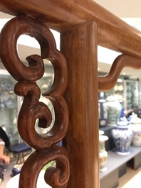 Deux barres portantes en bois sculpt&eacute;, Chine, 20&egrave;me