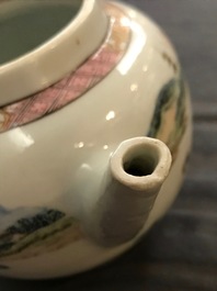 Une th&eacute;i&egrave;re couverte en porcelaine de Chine famille rose, Yongzheng