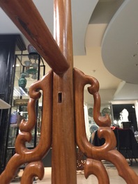 Deux barres portantes en bois sculpt&eacute;, Chine, 20&egrave;me