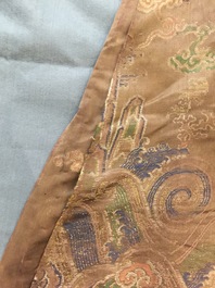 Une robe &agrave; d&eacute;cor de huit dragons sur fond brun en soie brod&eacute;e, Chine, Qianlong