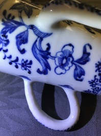 Un ensemble &agrave; &eacute;pices sur pr&eacute;sentoir en porcelaine de Chine bleu et blanc, Qianlong