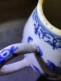 Un ensemble &agrave; &eacute;pices sur pr&eacute;sentoir en porcelaine de Chine bleu et blanc, Qianlong