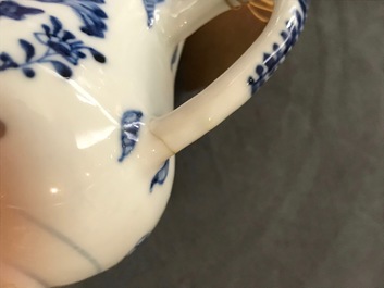 Un ensemble &agrave; &eacute;pices sur pr&eacute;sentoir en porcelaine de Chine bleu et blanc, Qianlong